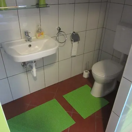 Konukevi Glazer Szallas